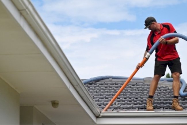 10 Reasons to Hire Professionals for Gutter Cleaning