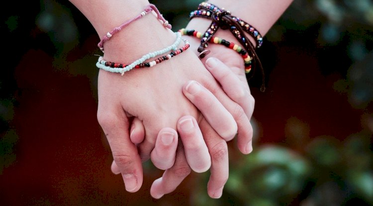 How to differentiate between love and friendship